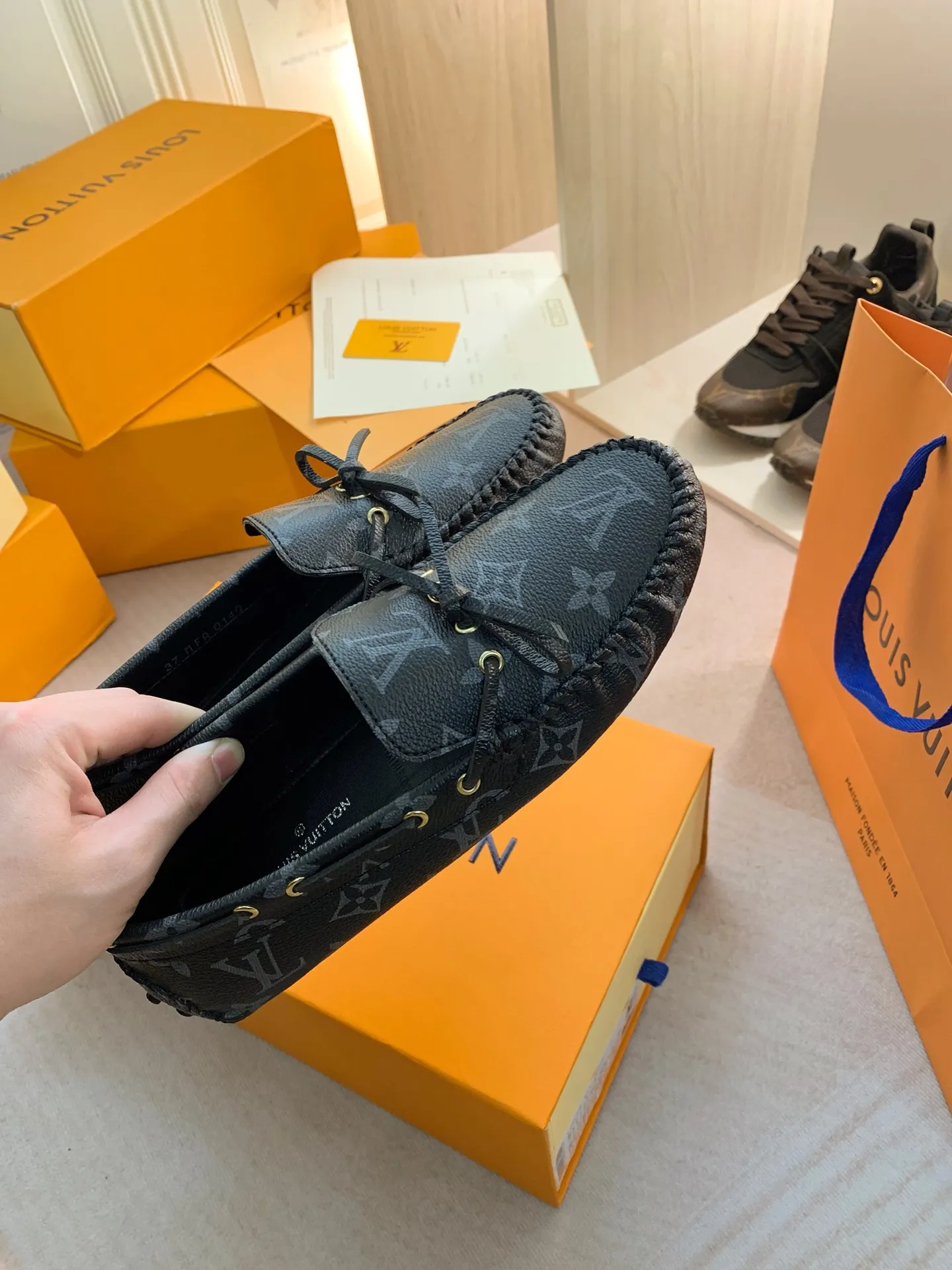 p460💰Couple model❤️🇫🇷 𝙇𝙤𝙪𝙞𝙨 𝙑𝙪𝙞𝙩𝙩𝙤𝙣 🇫🇷Louis Vuitton 2023 Classic𝓛𝓿 𝓣𝓻𝓪𝓲𝓷𝓮𝓻 Sports Series ➪➪➪¯ [Arizona Doudou Shoes Series] ▪️▪️▪️Arizona slip-on shoes are made of Monogram Eclipse canvas. Its hand-painted and dyed edges and hand-sewn uppers fully demonstrate Louis Vuitton's traditional shoemaking craftsmanship. This slip-on shoe is very lightweight. The integrated tongue and upper make it particularly comfortable and flexible. The soft outsole is equipped with rubber padding. Decorated with matching sash. Detailed features: ☑️Monogram Eclipse canvas ☑️Black Eclipse pattern ☑️Hand-painted shoe edges ☑️Hand-sewn uppers (each pair takes time to process) ☑️Integrated tongue and upper construction ☑️Outsole equipped with rubber lining ☑️size: 35_46
